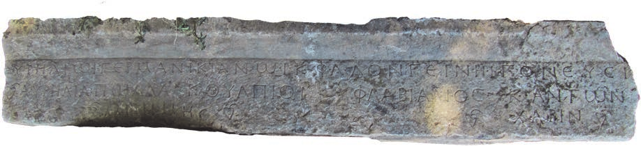 Aurelia Polla ve Ulpius Flavianus ile Ulpius Anton (bu mezarı) ebeveynleri Aurelius Germanicianus ile Aurelia Flavia Longine ye (yaptırdılar). 1.-2. str.