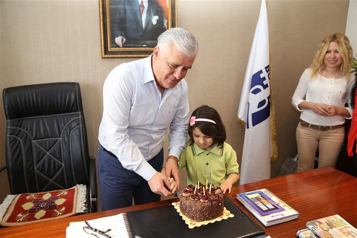 Yapılan sürpriz karşısında mutluluğunu ve şaşkınlığını gizleyemeyen İsmail Altındağ, doğum günü pastasını da kızı