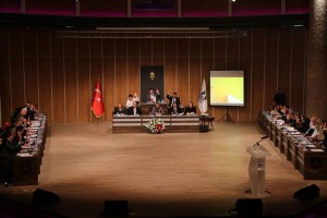 kafeterya, 600 m2 lik fuaye alanı, 1000 m2 lik sahne arkası bölümü ile 500 kişi kapasiteye sahip konser alanı ve 150 m2 lik sahne alanı bulunuyor.