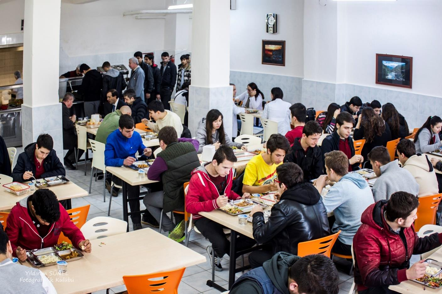 tek seferde 120 öğrencinin yemek yiyebileceği mekan ve donanıma sahip yemekhane