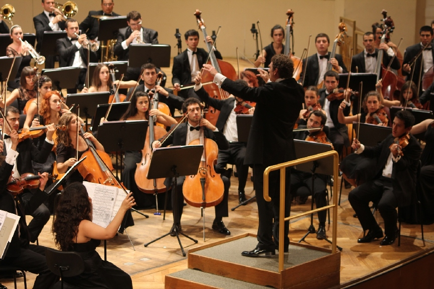 Başka bir laboratuvar Yüz konservatuvar öğrencisinin oluşturduğu Türkiye Gençlik Filarmoni Orkestrası, Avrupa başkentlerini kapsayacak dünya turnesi öncesi bu akşam Beşiktaş Fulya Sanat Merkezi'nde