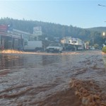 Bodrum a bağlı Güvercinlik köyünde, Milas Geyik Barajı nda içme suyu taşıyan ana boru hattının hemen aynı bölgeden patlaması sonucu ortalık sel baskını görüntülerine benzedi.