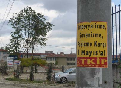 16 EK M Sayı: 252 kölelefltirmeye, sömürüye karfl 1 May s a! fliarlar n n yer ald üç çeflit büyük boy afiflimizle bafllad k.