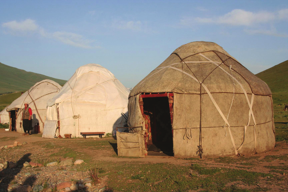 olması bu devamlılığın ispatıdır (Aytaç.2007,8). Gelenekli sanat ürünleri olan bu dokumalar aynı zamanda milli varlığında göstergesidir bir bakıma.