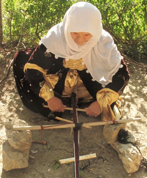 122 ensiz dokuma veya örgülere kuşak adı verilmektedir. Kuşak ve kolanların kullanıldığı yerlere göre en ve boyları olduğu gibi birbirinden ayrı teknikleri de vardır.