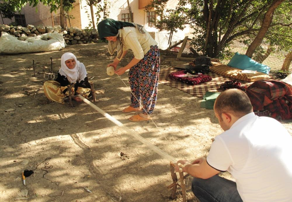 137 Resim 132 de görülen, Şal (Kuşak) dokuma örneği Hakkâri ye bağlı bulunan Üzümcü köyünde tespit edilmiştir.