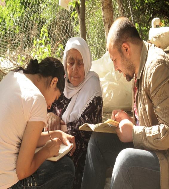 Hakkari de Dokuma Yapan Genç Kız 2012 4 Resim 4. Alan Araştırması Esnasında Sözlü Görüşme Yapılırken Tezin Birinci Bölümünde Hakkâri İli ele alınmıştır.