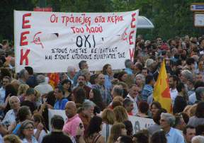 Yunan halkı Avrupa Birliği nin (AB), Avrupa Merkez Bankası nın ve İMF nin oluşturduğu Troyka nın dayattığı yeni kemer sıkma önlemlerini bir halk oylamasında, hem de yüzde 61 e yüzde 39 gibi açık bir