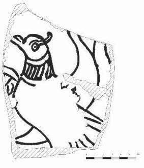 Sgrafitto teknikli parça, k rm z hamurlu, koyu kahverengi s rl d r. Parçan n yüzeyinde iri bir ku figürünün ba ile gövdesi yandan görülmektedir.