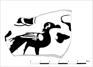 Parçan n yüzeyinde ye il zeminde kahverengi ile gösterilmi i kin gövdeli, kartal benzeri bir ku figürü görülmektedir.