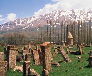 Gölün yüzeyinde irili ufaklı birçok ada bulunmaktadır. Bunların en büyüğü ve en ihtişamlısı, Gevaş ilçesinin kuzeybatısında yer alan Akdamar Adası dır.