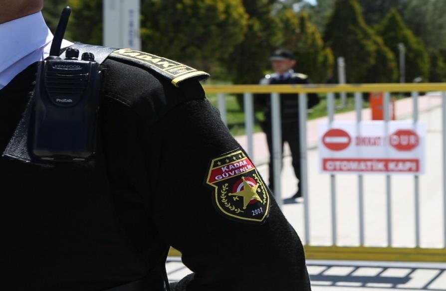 Türkiye deki konsolosluklar genel olarak Ulusal Güvenlik (Polis Jandarma) kuvvetleri tarafından korunsa da bazı ülkeler ön güvenlik tedbiri amacıyla özel güvenlik şirketleri ile de korunabilmektedir.