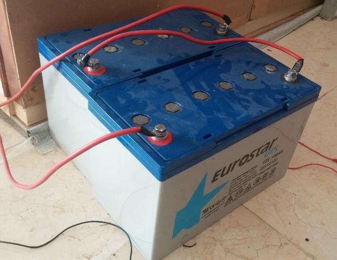 Şekil5.1 Inverter ve akü bağlantıları Sistemde kullanılan aküler 12V 100Ah kapasiteye sahiptir.aküler seri bağlanarak toplamda 24V 100Ah lik (2400W) bir sistem elde edilmiştir.