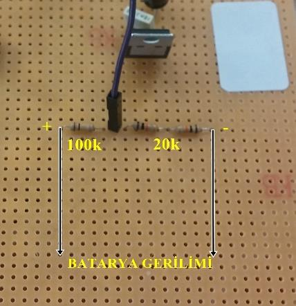 enerji elde edildikten sonra Arduino kontrol devresi ile sistem istenilen şekilde çalıştırılabilir. Şekil5.3.1 Inverter ekran göstergesi Şekil5.3.1 de panellerin,bataryanın ve çıkışa verilen gerilimlerin değerleri görülmektedir.