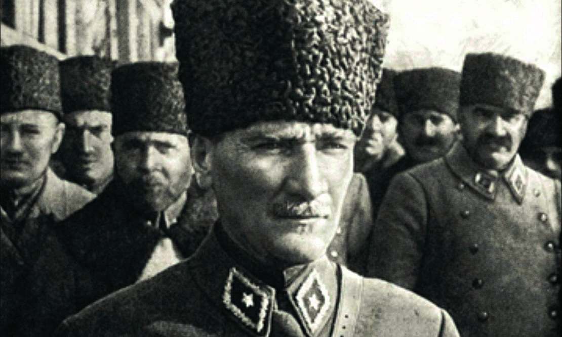 elimi uzattım. Bu kişinin Mustafa Kemal olduğunu anlamıştım. Paşa nın yüzünde tatlı bir gülümseme belirdi. Az sonra görüşmeye başladık.