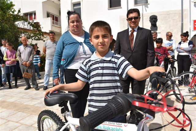 Mehmet Gödekmerdan ın da katıldığı törene öğrenciler aileleri ile birlikte katıldılar. Bodrum da bisiklet başarılı öğrencilere Bodrum Kaymakamı Dr.