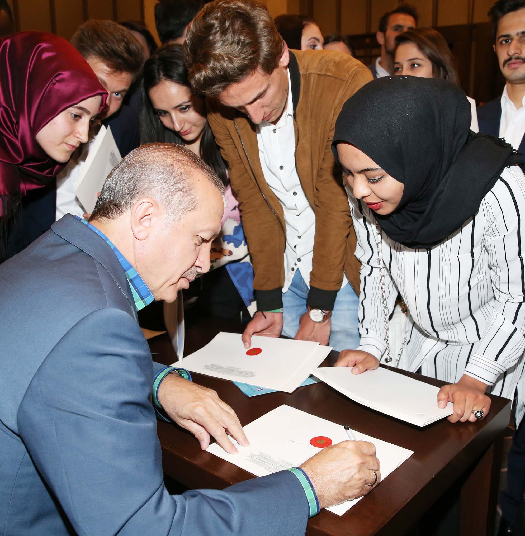 YASAKLARI KALDIRDIK Eğitimde fırsat eşitliğini sağladık. Üniversiteye girişte uygulanan katsayı adaletsizliğine son verdik.