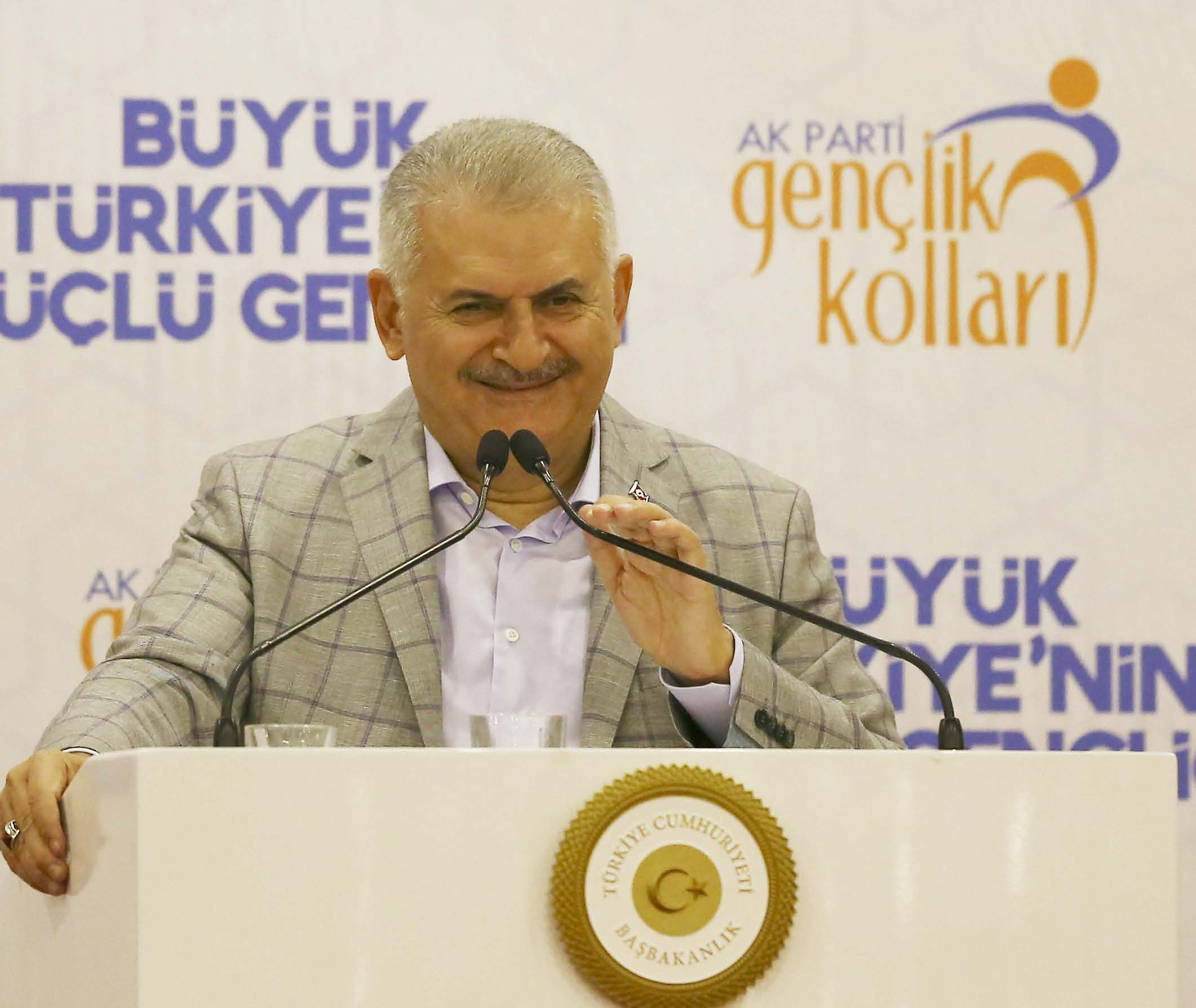 GENÇLERİMİZİN AKTİF SİYASETTE YER ALMASINA ÖNEM VERİYORUZ BÜTÇEDEN EN FAZLA PAYI EĞİTİME AYIRDIK Gençler sizleri siyasette yedek kulübesinde değil, ilk 11 de görmek istiyoruz.