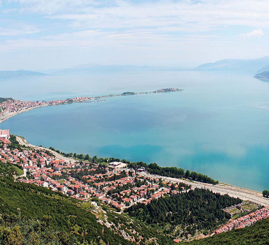 DÜNDEN BUGÜNE EĞİRDİR GÖLÜ ÜZERİNE YAPILAN BİLİMSEL ARAŞTIRMALAR ÖZET: Türkiye nin ikinci büyük tatlısu gölü olan Eğirdir Gölü, doğal güzelliğinin yanı sıra, sucul ortamda barındırdığı omurgalı