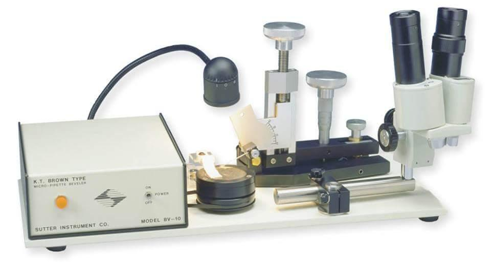 38 elektroimpedans metre parlatma işleminin izlenmesi için kullanılabilir (Anonim, 2012b). Resim 3.2. BV-10 mikropipet parlatma cihazı 3.1.3. Mikroskop Mikroskop çıplak gözle görülemeyecek kadar küçük cisimlerin mercekler yardımı ile büyütülerek görüntülenmesini sağlayan aletlere verilen isimdir.