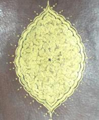 Fark olarak Fatih dönemindeki şemseyi oluşturan motiflerin içi boş bırakılmış fakat diğerinde motifler sıvama altın üzerine zerenderzer tekniğinde uygulanmıştır (Resim 5.46.) Resim 5.47.