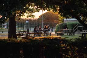 The University of Roehampton LONDRA / İNGİLTERE Londra nın güneybatısında yer alan Roehampton, merkez 10km uzaklıkta küçük, şirin ve tarihi bir bölgededir.