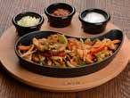 LV ECO FT D 1020 K4 Ø: 29 cm h: 5,5cm 0,40 lt 1 1,90 kg Description: Fajita Plate and wooden platter. YINGYANG shaped. Dimension 10x20 cm.