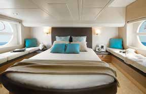 Tüm deniz şartlarında güvenli seyir için tasarlanan yat, aqua mavisi rengi ile güçlü karakteristik özellikte.