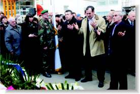 POLAGANJE CVIJEĆA NA MARAKLAMA Petnaesta godišnjica masakra na sarajevskoj pijaci Markale je obilježena 05.02.2009. godine.