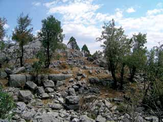 İşte tahrip edilen bu kesimlerde Hacılar tipi boyalı ve monokrom keramikler bulduk. Karaçal Höyük (İKÇ+ SKÇ+İTÇ+RÇ) incelendikten sonra, höyüğün 1 km.