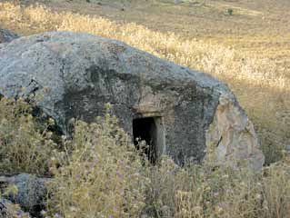 YÜZEY ARAŞTIRMA RAPORLARI Res. 7 Çallıca Köyü, kaya mezarı Fig. 7 Çallıca Köyü, rock-cut tomb Res. 8 Çeltek Köyü, İnkaya Tepesi, surlar Fig.