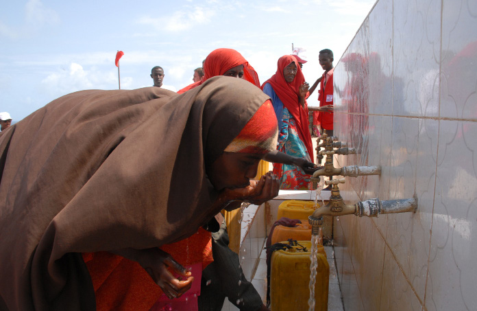 Somali deki ihtiyaç sahiplerine mümkün olan en iyi imkanlarla hizmet veren Türk Kızılayı, Cezire Hayat Çadırkenti nde halkın bilgilendirilmesi amacıyla çeşitli konularda uyarı ve bilgi levhaları