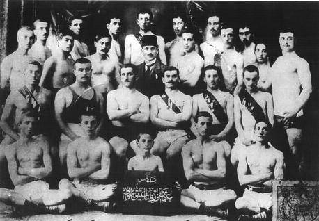 Beşiktaş Tarihi Rekorların Kartalı Ülkemizin en eski kulübü Beşiktaş, Türk sporunun en değerli aktörlerinden biri olmayı sürdürüyor.