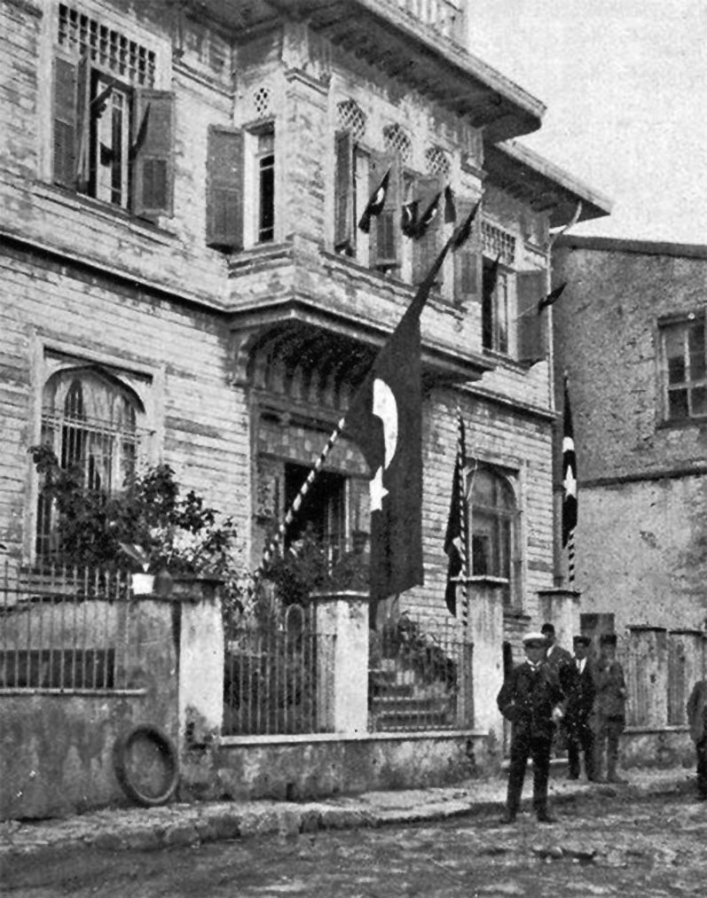 İsmet Paşa, Türk Heyeti Başkanı sıfatıyla gelenleri karşılıyor, toplantı masasındaki yerlerini de belirliyordu.