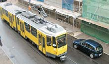 ..13 Resimde verilen tramvay ile otomobil birbirine paralel olarak sabit +Áv ve 3Áv hýzlarý ile hareket etmektedir.