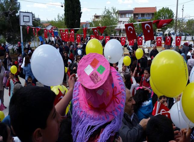 kulübümüzün logosunu taşıyan balonları ve