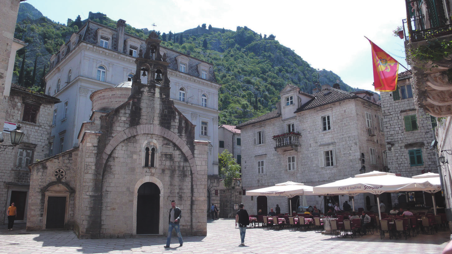 Kotor körfezi k y s ndaki tüm kentler; May s ay ndaki sessiz ve sakin halleriyle, mutlu sonla biten masallar gibi yüzleri gülümsetiyor.