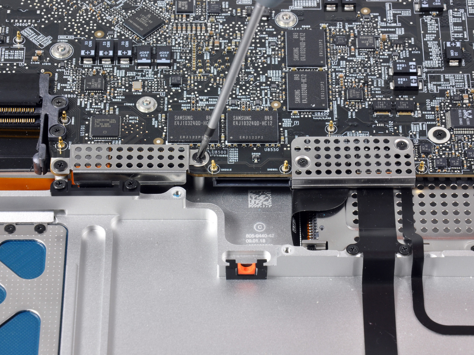 MacBook Pro 17 "Yekpare Teardown Adım 15 delikli metal güvence Phillips vidaları çıkararak Unibody kapsar.
