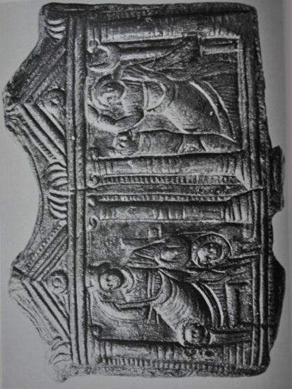 101 Müze : Sofya Ark. Müz.,Env.No: 3849. Tarih : İ.S. 2. yüzyıl. Tanım : Bronz plaka. Plaka üzerinde dört adet ion sütunu ile iki ayrı naiskos betimlenmiştir.