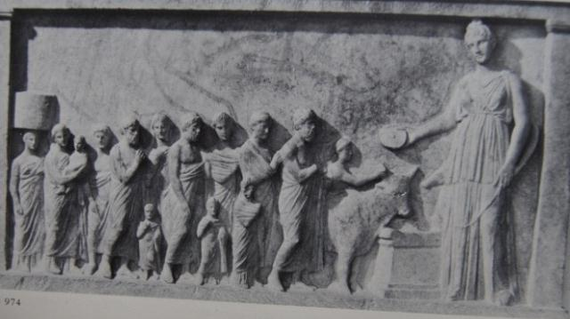 Burada da Bendis Apollon ve Hermes tarafından karşılanmaktadır. Thrak giysileri içerisindeki Bendis bir elinde bir mızrak diğer elinde ise Apollon a sunduğu bir adak kabı taşımaktadır.