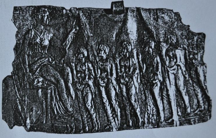 82 Kat. No. 32 Buluntu yeri : Mesembria. Müze : Komotini. Ark. Müzesi, Env. No:1985 Tarih : İ.Ö. 4.yüzyıl. Tanım : Gümüş plaka. Tanrıça bir tahtta ayaklarının altında tabure ile oturmaktadır.