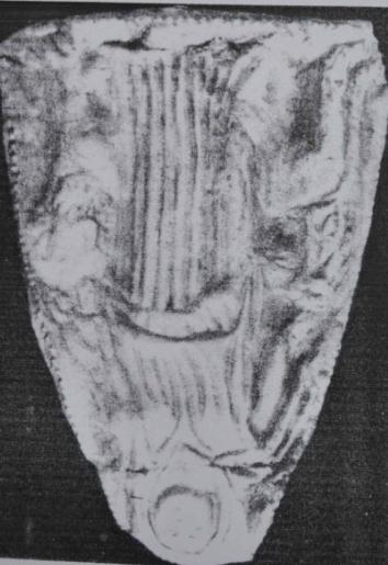 84 Kat. No. 34 Buluntu yeri : Mesembria. Müze : Komotini Müzesi, Env. No: 1593. Tarih : İ.Ö. 4.yüzyıl. Tanım : Gümüş Plaka. Tanrıça iki aslan arasında oturarak betimlenmiştir.