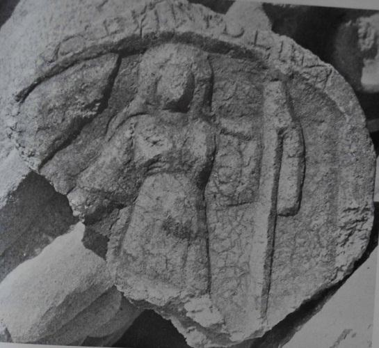 45 Buluntu yeri :Philippopolis (Plovdiv). Müze : Plovdiv Ark. Müzesi, Env.No: II269. Tarih : İ.S. 2-3. yüzyıl. Tanım : Adak Steli (Mermer).