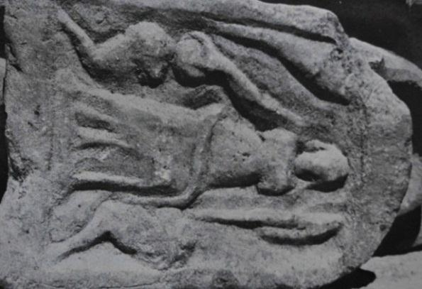 89 Tanım : Adak Steli (Mermer). Tanrıça iki aslan arasında oturur şekilde betimlenmiştir. Khiton ve himation giymektedir. Sol elini bir asaya dayamış, sağ elinde bir patera tutmaktadır. Yükseklik : 0.