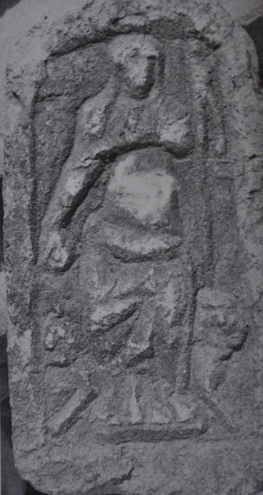 Müzesi, Env.No:1285. Tarih : İ.S. 2-3. yüzyıl. Tanım : Adak Steli (Mermer). Tanrıça iki aslan arasında oturur şekilde betimlenmiştir. khiton ve himation giymektedir. Başında alçak bir kalathos vardır.