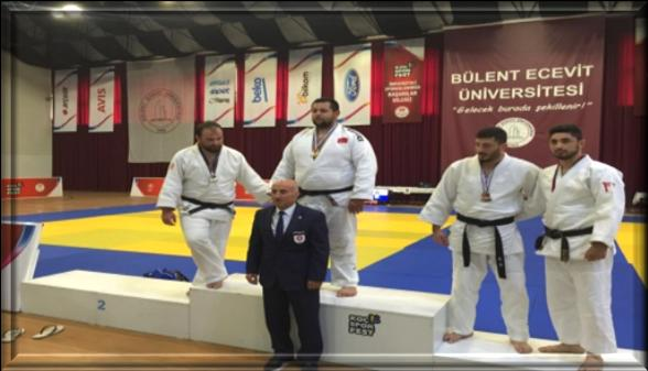 Üniversitemiz Judoda da İddialı Üniversitemiz Karate Şampiyonasından Kupa İle Döndü Türkiye Üniversite Sporları Federasyonu bünyesinde gerçekleştirilen Türkiye Üniversiteler Judo Şampiyonası nda