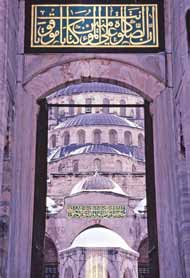 16 KÂSIM GUBÂRİ Hattat Kâsım Gubâri Tarafından Yazılan Sultanahmed Camii Kitâbesi Aslen Diyarbakırlıdır. Şerif Abdullah isminde bir hattattan sülüs ve nesih meşk etmiştir.