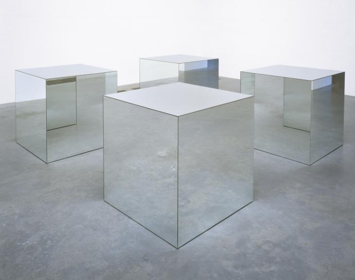 Clement Greenberg geleneğine bağlı, modernist sanat eleştirmeni ve sanat tarihçi Michael Fried ın 1967 tarihli Sanat ve Nesne adlı makalesi, minimalizmi olumsuz anlamda eleştiren başlıca makaledir.