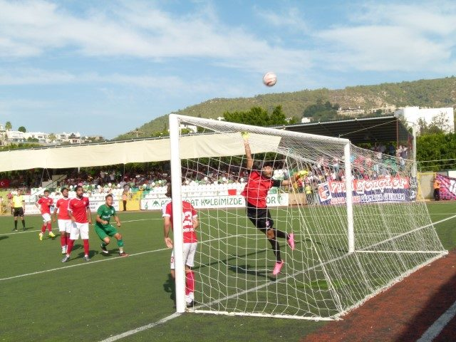 kafa vuruşu üst direkten aut a çıktı. Dk 52 Türk Metal Kırıkkale spor atağında Serdar sol kanattan aldığı topla ceza sahasına girer girmez sert bir şut çekti.