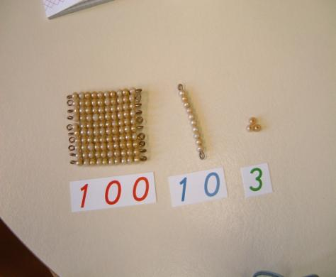 Çocuk farklı alıştırmalarla ilk önce 1 den 10 a kadar sayıları öğrenir.